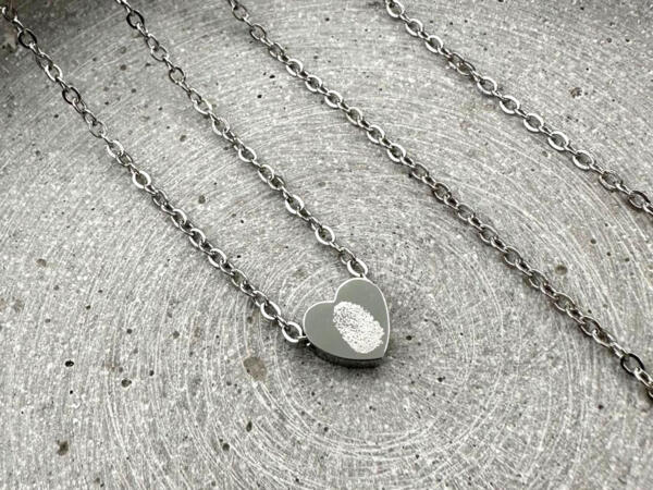 Fingerabdruck auf kleinem Herz, Kette mit Herzanhänger und Abdruck