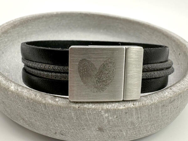 Fingerabdruck in Herzform als Gravur auf einem Lederarmband für Herren