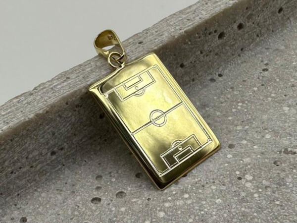 Fußballfeld als Gravur auf einem goldenen Anhänger, Geschenkidee für Fußballfans