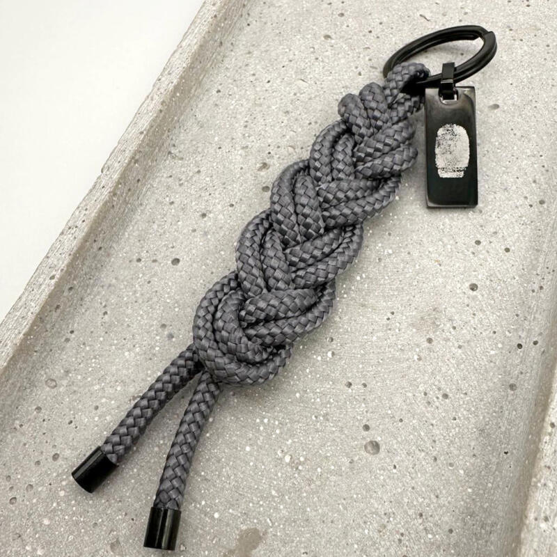 Geflochtener Schlüsselanhänger aus Segeltau mit Gravuranhänger mit Fingerabdruckgravur