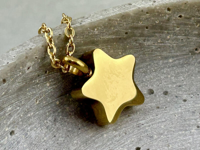 Goldener Ascheanhänger – Erinnerungsschmuck mit Gravur und integrierter Urne