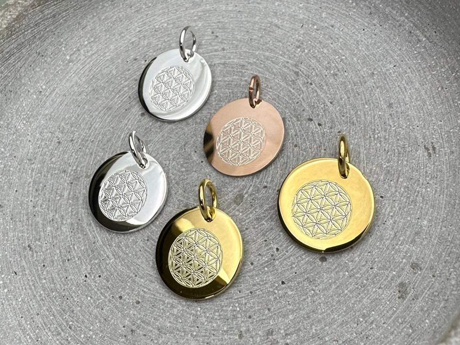 Gravuranhänger mit Lebensblume in verschiedenen Farben