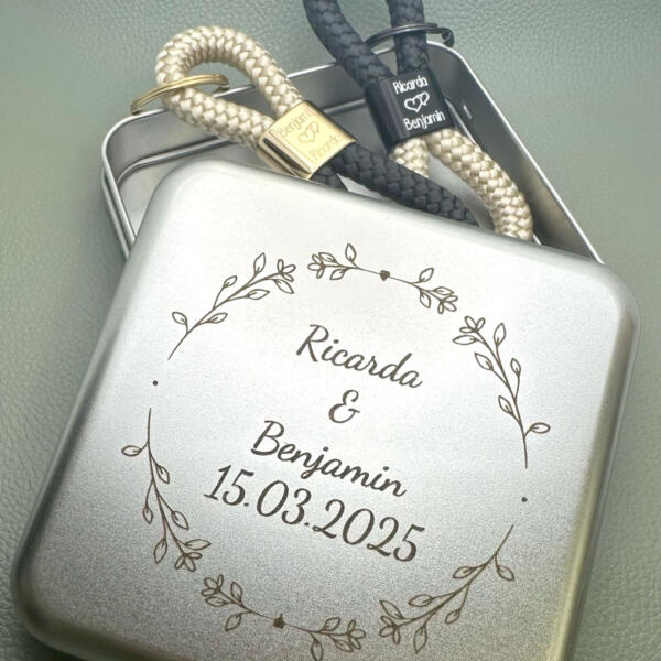 Große Dose als Geschenkidee, zwei Schlüsselanhänger im Set als Idee zur Hochzeit