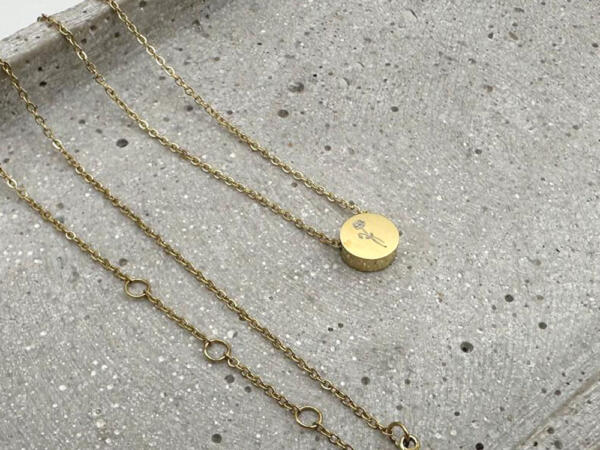Kette Gold mit kleiner Gravurperle mit Geburtsblume
