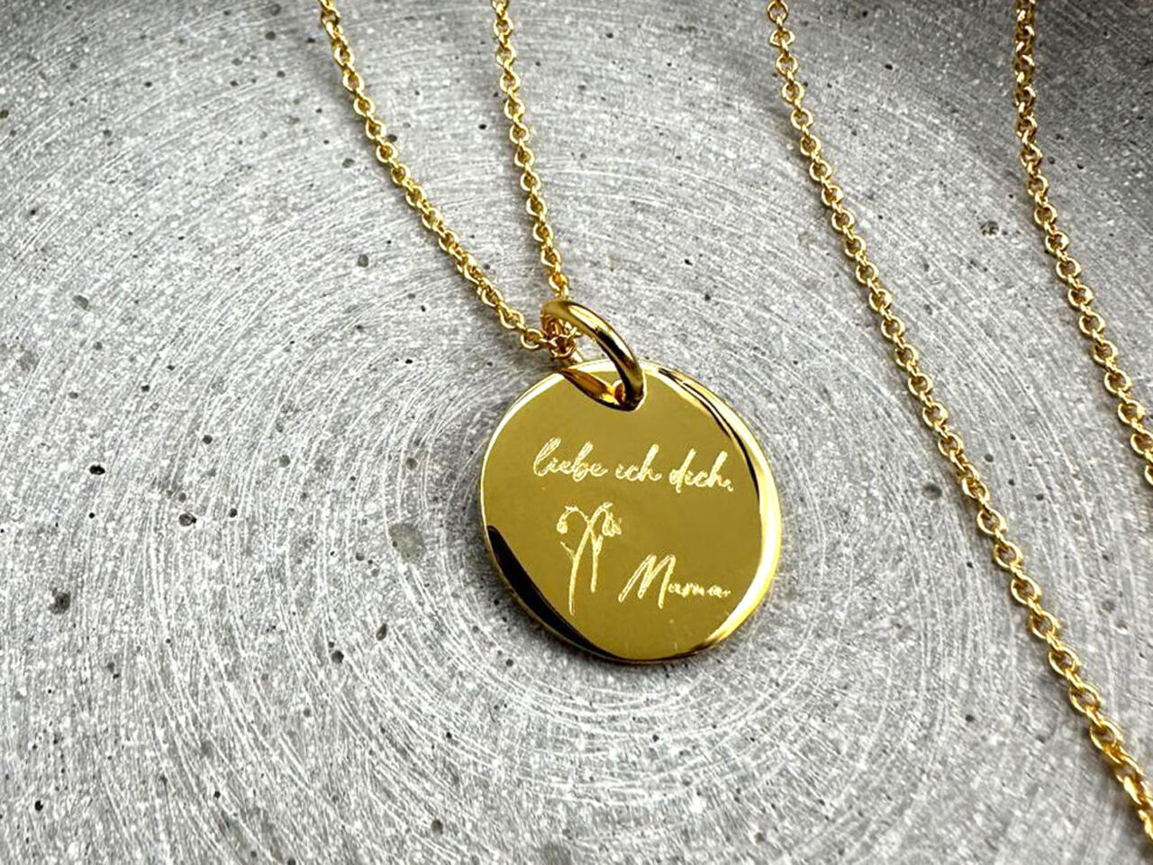 Kette mit Goldanhänger, Gravur on Mama