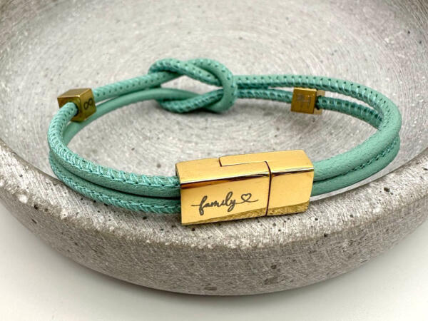 Lederarmband Damen mit goldenem Verschluss, Gravur family auf dem Verschluss Gold