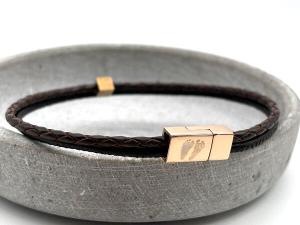 Lederarmband mit Gravur Babyfüße auf dem Verschluss Roségold