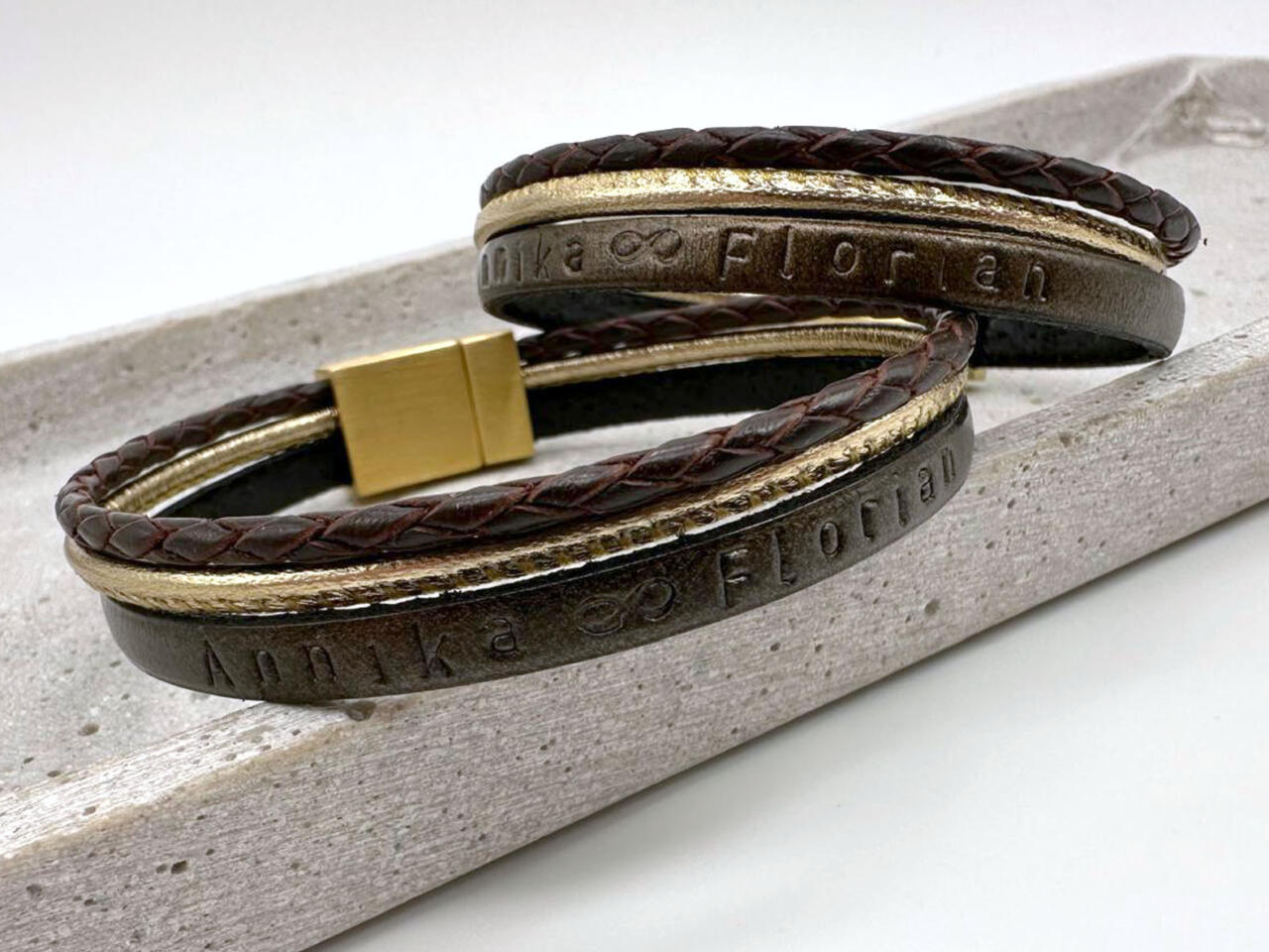 Lederarmband mit Gravur für Pärchen, Partnerarmband mit Stanzung auf dem Leder