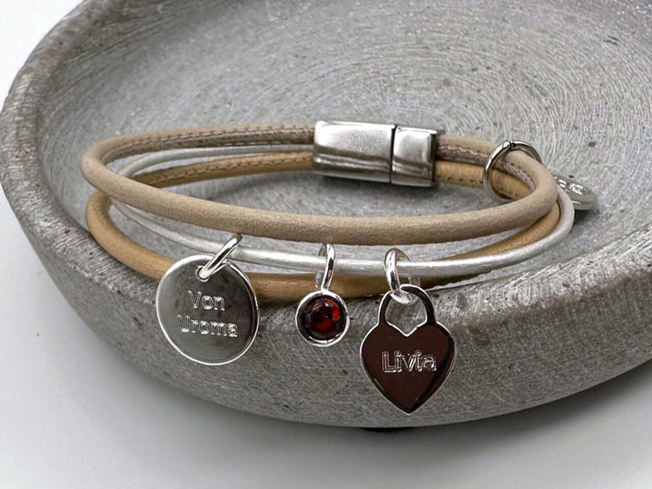 Lederarmband mit Gravuranhängern für Damen