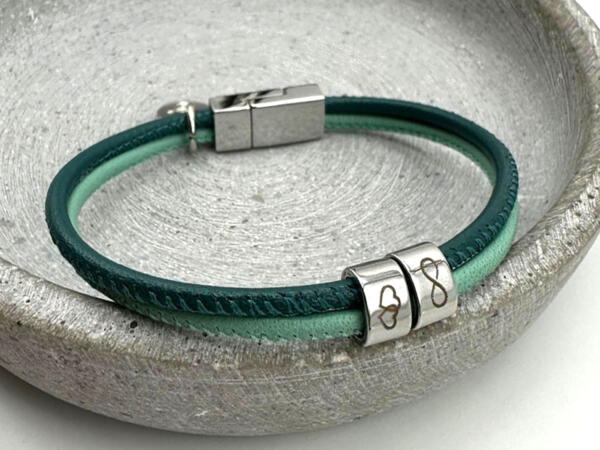 Lederarmband mit Schiebeperle mit Gravur, Herzgravuren