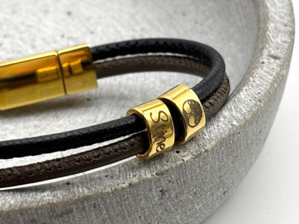 Lederarmband mit Schiebeperle mti Gravur, Goldperle mit Gravur