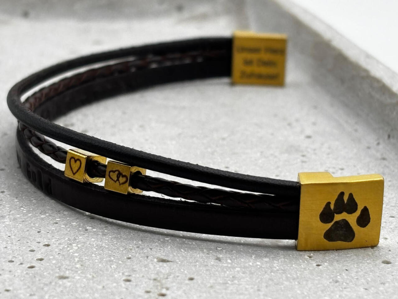 Lederarmband mit individueller Gravur auf beiden Verschlussseiten