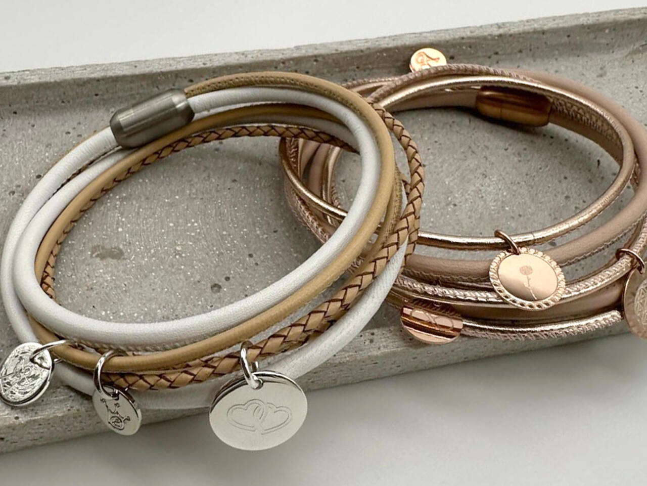 Lederarmband naturleder mit Gravuranhängern, Roségoldene Anhänger mit Gravur
