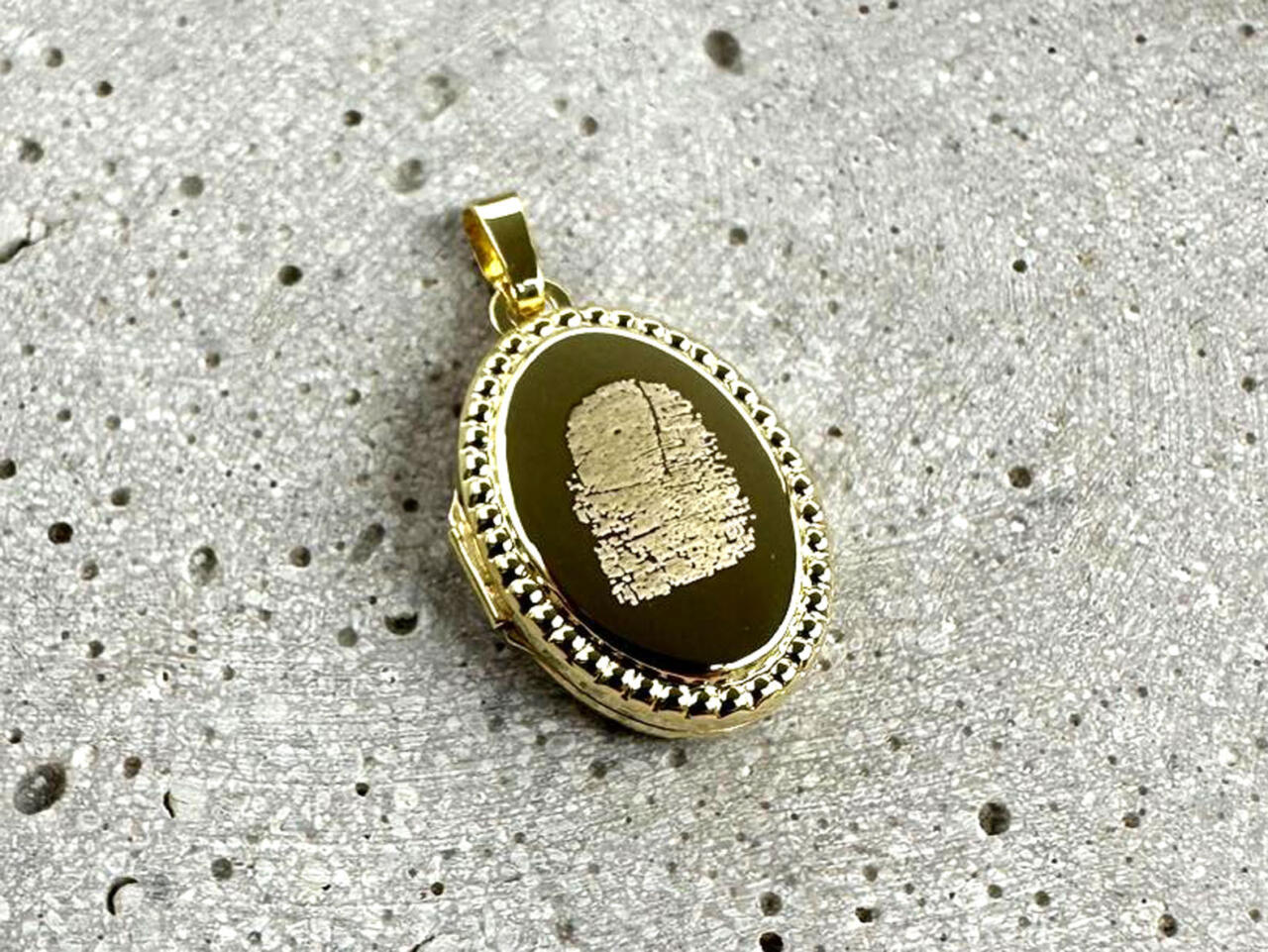 Medaillon mit Fingerabdruckgravur, Erinnerungsschmuck