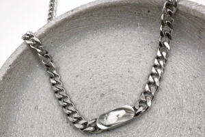 Panzerkette aus Titan mit Fußabdruck Gravur