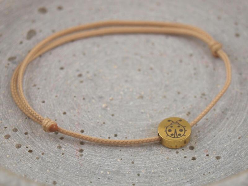 Schiebeknoten Armband mit Gravur, größenverstellbares Stoff Armband mit Glückskäfer als Talisman