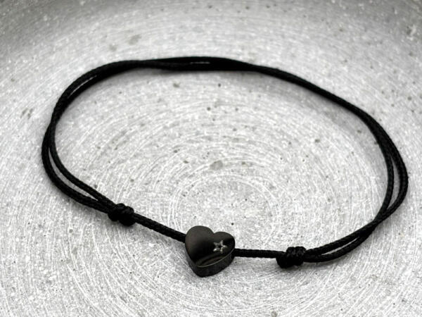 Schiebknotenarmband mit Herzperle mit Gravur