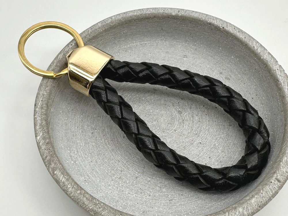 Schlüsselanhänger Leder Schlaufe Schwarz mit Goldendkappe