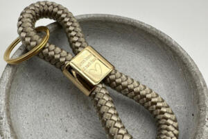 Schlüsselanhänger Schlaufe aus Segeltau mit Goldenem Slider mit Gravur