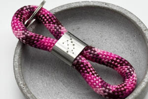 Schlüsselanhänger aus Segeltau mit Sternzeichengravur