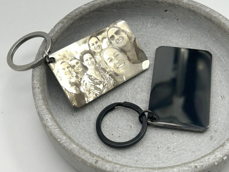 Schlüsselanhänger mit Fotogravur, Geschenk für Freundinnen, Silber oder Schwarz