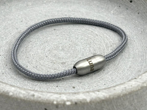 Segeltauarmband mit Gravur auf dem Verschluss hellgrau