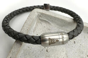 Armband aus Leder mit Gravur auf dem Verschluss Buddha