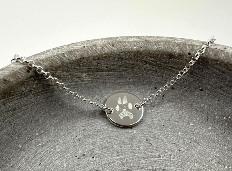 Armband mit Gravurplättchen Hundepfote aus Chirurgenstahl