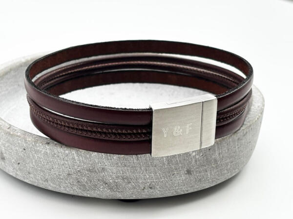 Breites Lederarmband mit Gravur auf dem Verschluss