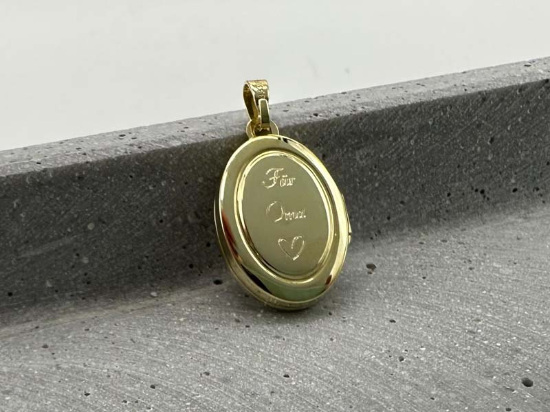Echt goldenes Medaillon mit Gravur für Oma