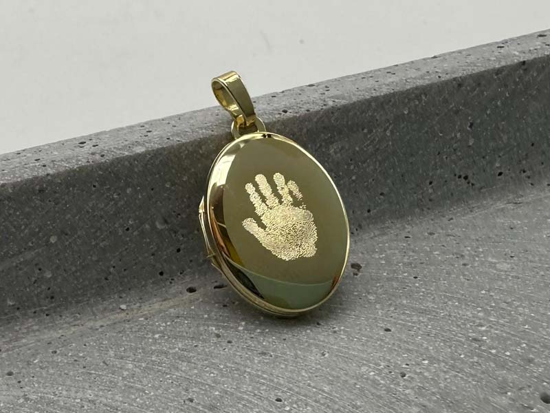Echt goldenes Medaillon mit Handabdruck Gravur