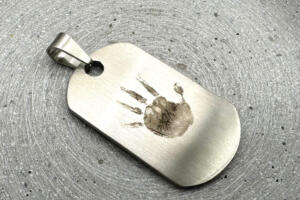 Handabdruck Gravur auf DogTag Gravur Anhänger