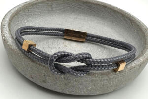 Knotenarmband aus Segelseil mit Würfelperlen