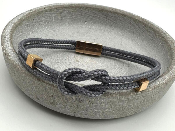 Knotenarmband aus Segelseil mit Würfelperlen