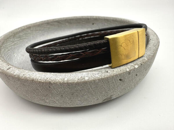 Lederarmband mit Babyhand Gravur auf dem Verschluss Gold