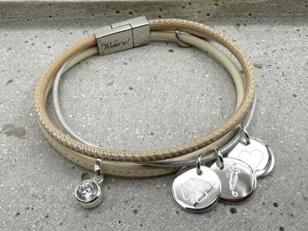 Schmales Lederarmband mit Gravuranhängern