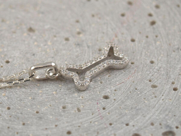 Schmuckanhänger Hundeknochen, 925er Silber mit Zirkon Steinen