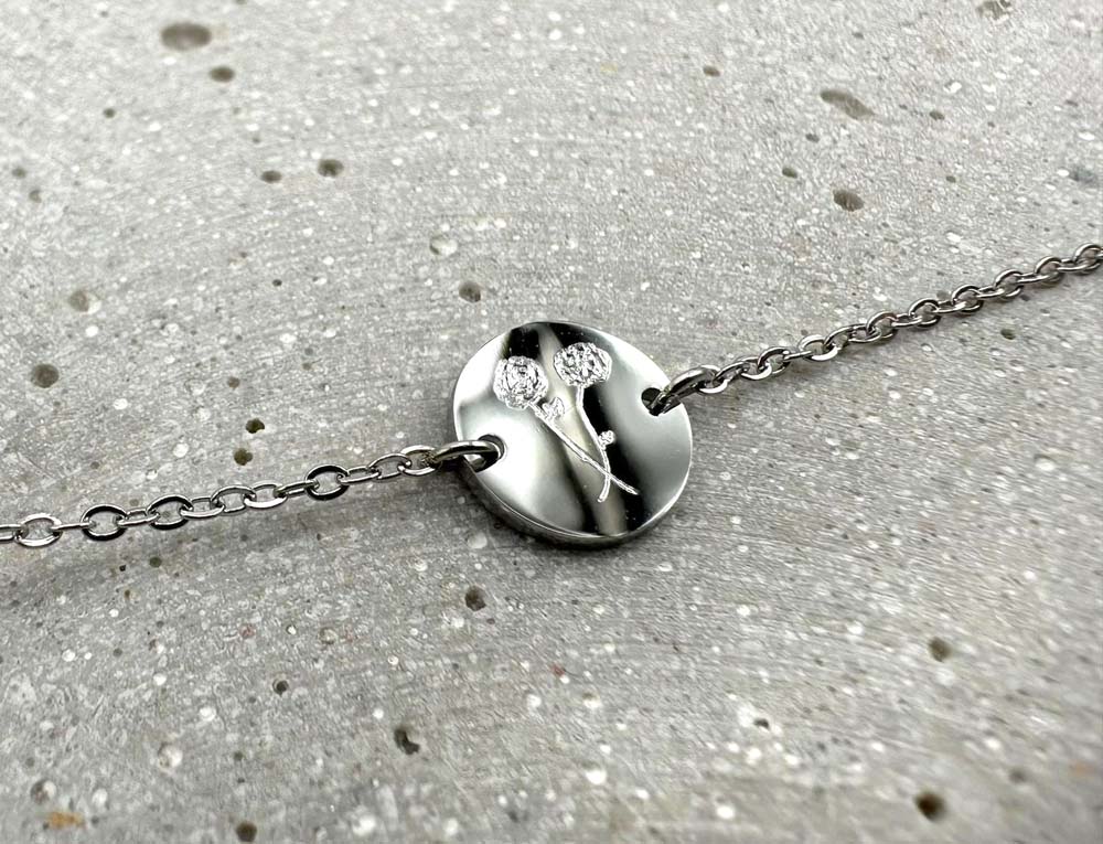 Armband mit Plättchen mit Geburtsblume gestalten