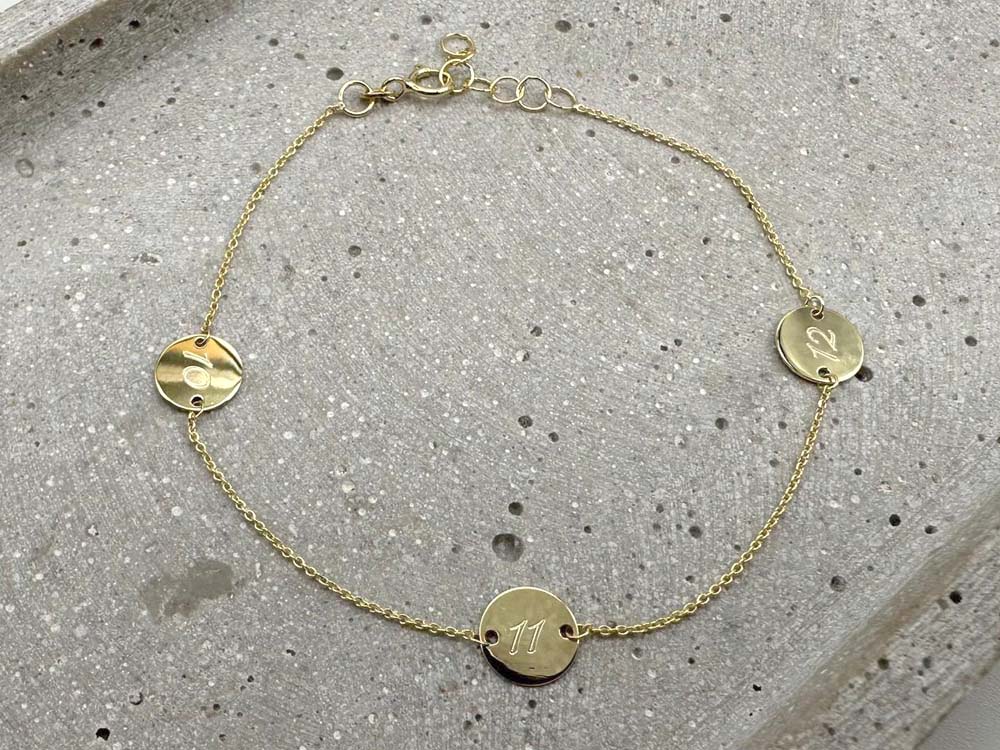 Echt goldenes Armband mit drei Plättchen