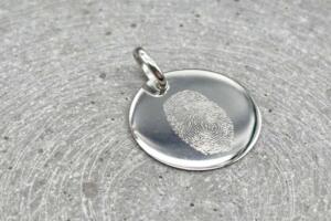 Fingerabdruck Gravur auf rundem Anhänger für Kette