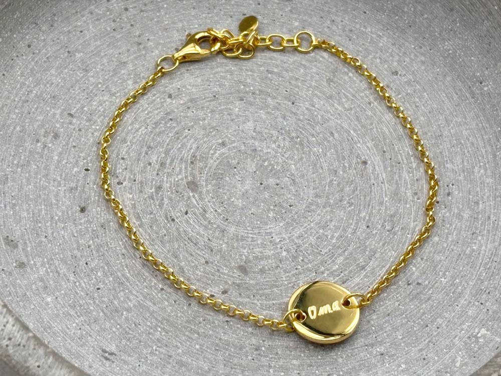 Goldenes Armband mit Gravur Oma, Erinnerungschmuck an Oma