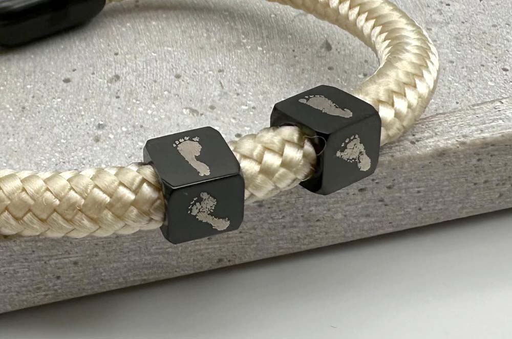 Individuell gravierte Würfel mit Fußabdrücken