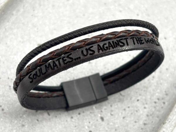 Individuelle Lasergravur auf einem Lederarmband