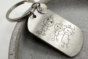 Kinderzeichnung auf Schlüsselanhänger