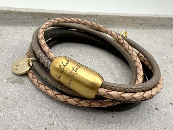 Lederarmband mit Gravur auf dem goldenen Verschluss