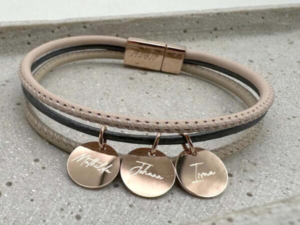 Lederarmband mit Gravuranhängern Roségold