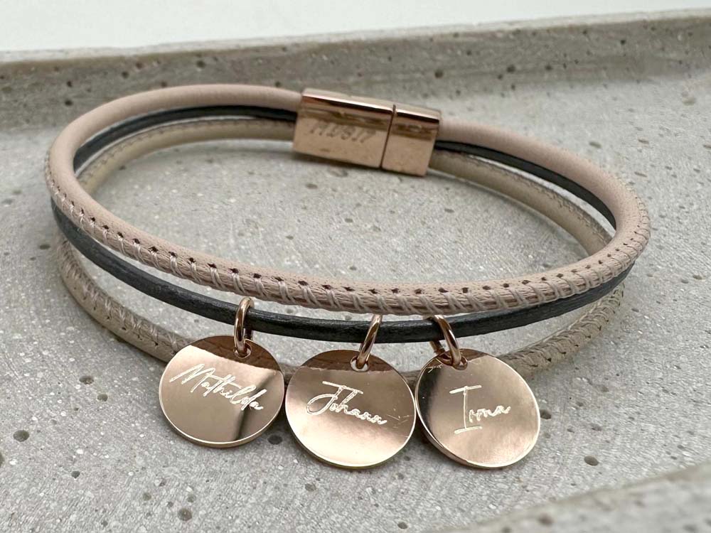 Lederarmband mit Gravuranhängern Roségold