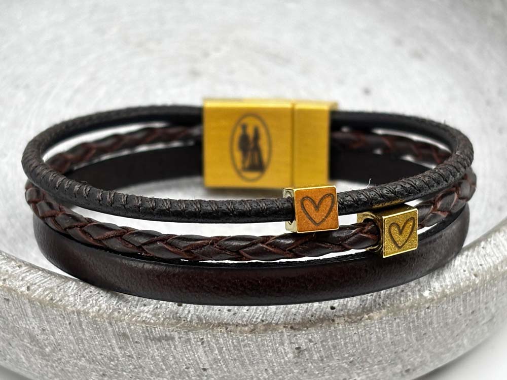 Lederarmband mit Gravurperlen Gold