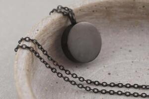 Ascheanhänger mit Kette Schwarz