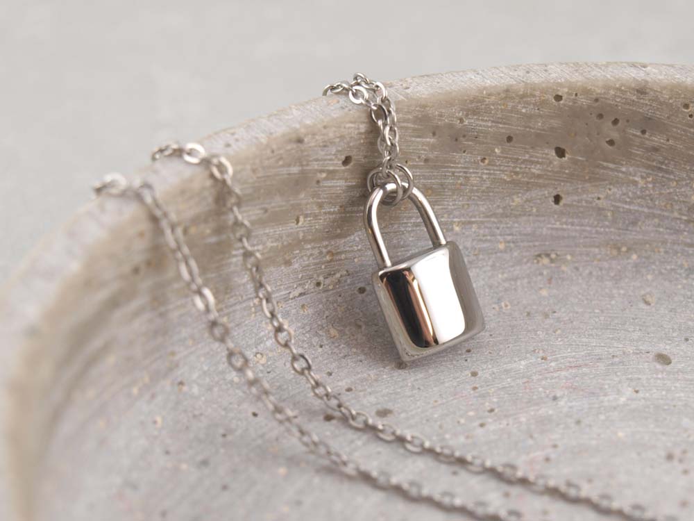 Edelstahlkette mit kleinem Schlossanhänger gravierbar